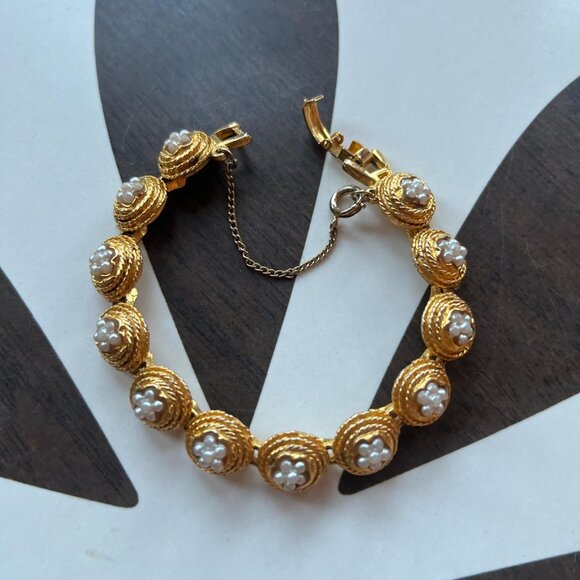 Gold and pearl costume bracelet - Picture 1 of 2